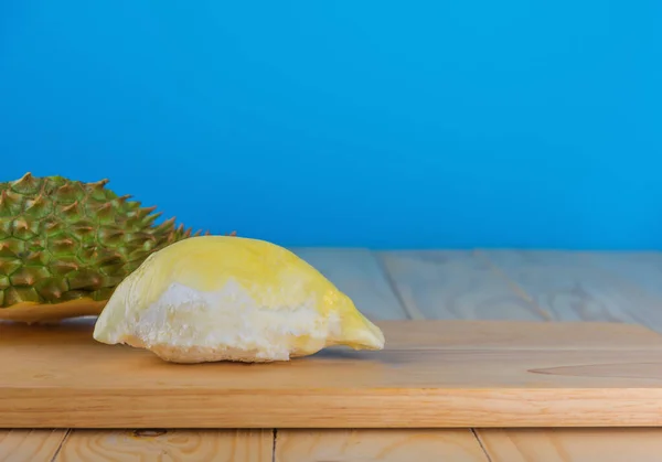 Obraz Dojrzałego Duriana Żółtą Miazgą Drewnianym Stole — Zdjęcie stockowe