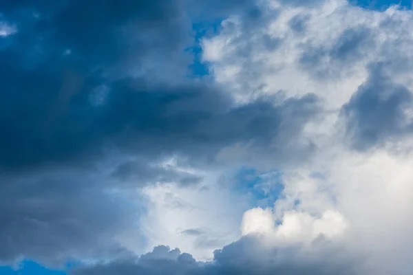 昼間の青空と白い雲のイメージを背景に使用します — ストック写真