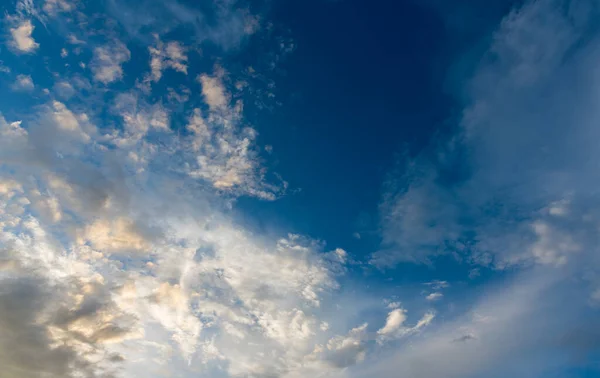 Gambar Langit Biru Dan Awan Putih Pada Hari Waktu Untuk — Stok Foto