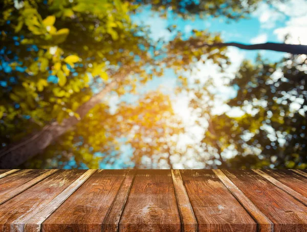 Tavolo Legno Immagine Astratta Sfocata Bokeh Albero Verde Uso Sfondo — Foto Stock