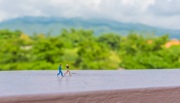 Minyatür Oyuncak Bebek Fikri Arkaplanda Güzel Büyük Bir Dağ Olan — Stok fotoğraf