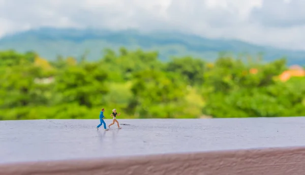 Minifigura Imagem Ideia Boneca Corredor Com Borrão Bela Grande Montanha — Fotografia de Stock