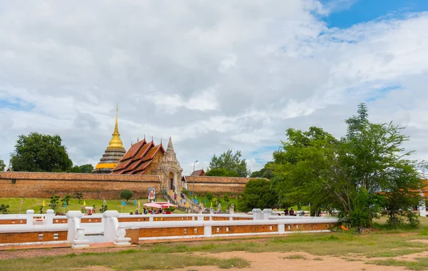 泰国兰榜省Phra Tad Lampang Luang寺庙的教堂和宝塔 — 图库照片