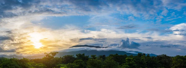 Bild Von Blauem Himmel Und Berg Hintergrund Bei Doi Suthep — Stockfoto