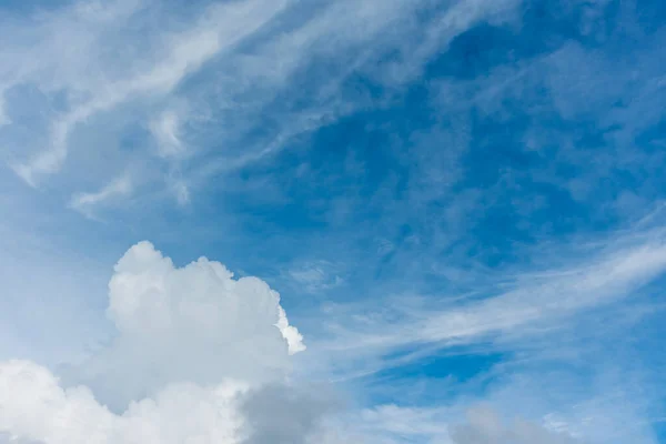 Gambar Langit Biru Dan Awan Putih Pada Hari Waktu Untuk — Stok Foto