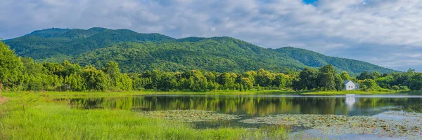 Immagine Panoramica Bellezza Giornata Sole Sul Lago Con Montagna Verde — Foto Stock