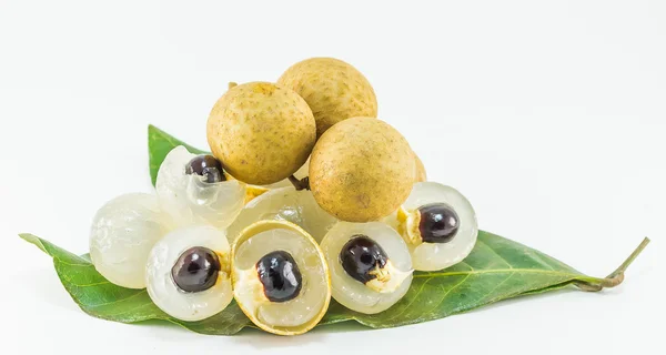 Foto isolata longan fresco biologico su sfondo bianco — 图库照片