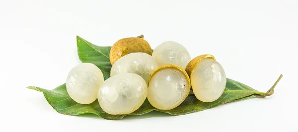 Image isolée de longan frais bio sur fond blanc — Photo