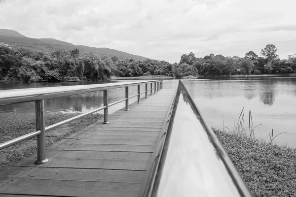Most ze stali nierdzewnej lub molo nad jeziorem — Zdjęcie stockowe