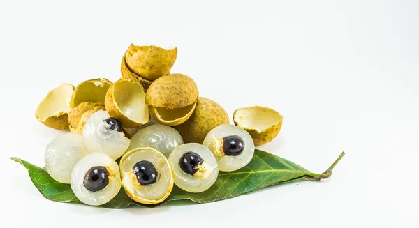 Cuadro aislado longan fresco orgánico sobre fondo blanco — Foto de Stock