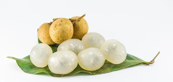 Image isolée de longan frais bio sur fond blanc — Photo