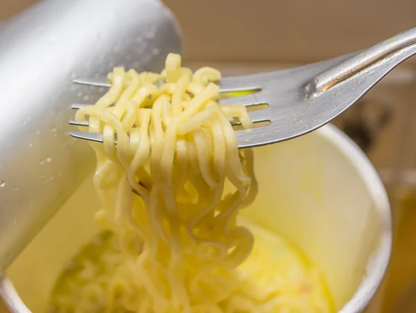 Fideos de copa tailandesa con tenedor inoxidable — Foto de Stock