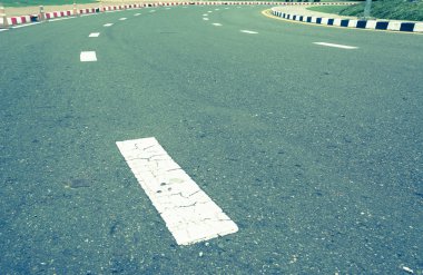 asfalt yol doku sarı ve beyaz çizgili