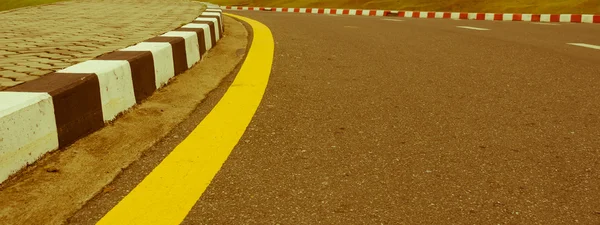 Асфальтовая дорожная текстура с желтой полосой — стоковое фото