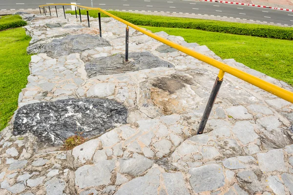 Escaleras Roca Hechas Con Piedra Tienen Barra Amarilla Ella —  Fotos de Stock