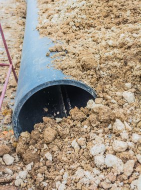 musluk suyu boru hattı üzerinde kaldırım yükleme