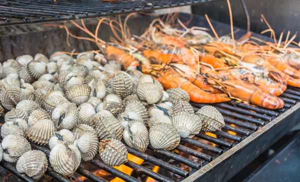 Grill, krewetki i małże — Zdjęcie stockowe