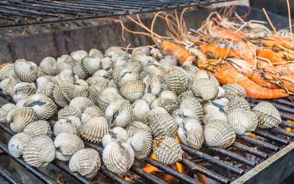 Grill, krewetki i małże — Zdjęcie stockowe