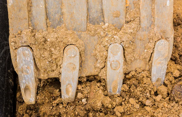 Escavatore scava un buco nel terreno — Foto Stock