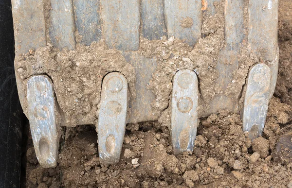 Escavatore scava un buco nel terreno — Foto Stock