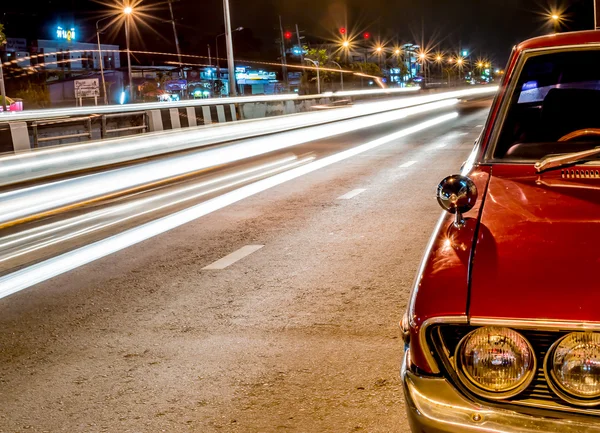 Foto de larga exposición de senderos ligeros en la calle — Foto de Stock