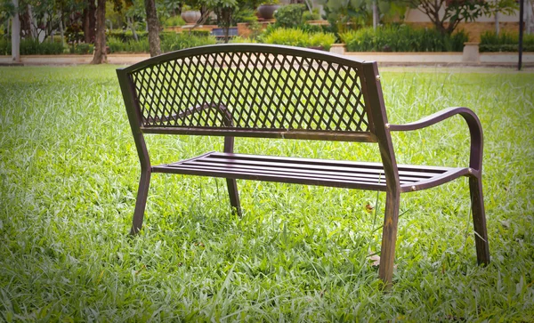 Деревянная скамейка в общественном парке — стоковое фото