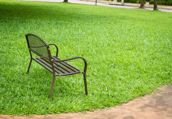 Ahşap park bankında Parkı görüntü — Stok fotoğraf