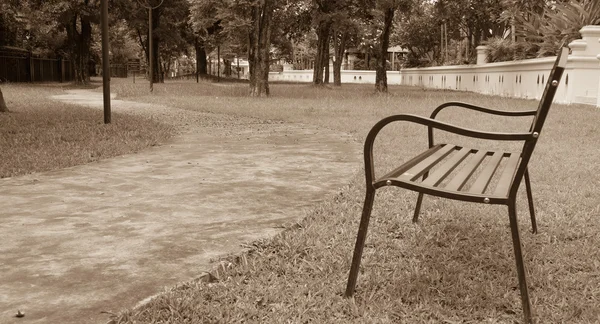Houten bankje op het openbare park beeld — Stockfoto