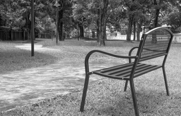 Houten bankje op het openbare park beeld — Stockfoto