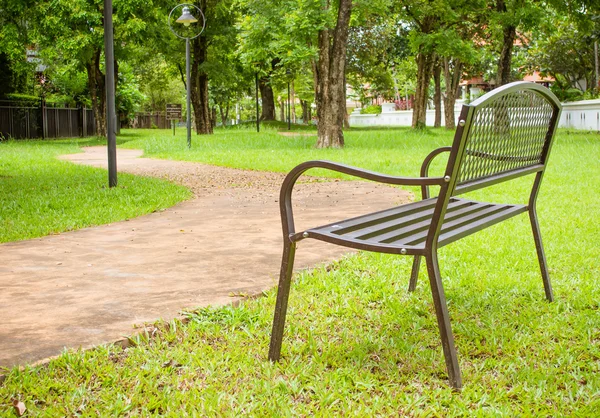 Ahşap park bankında Parkı görüntü — Stok fotoğraf