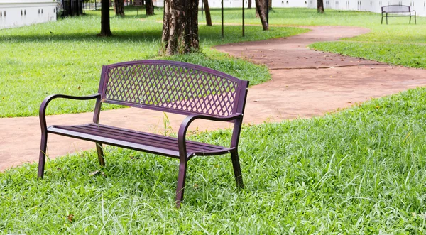 Banc de parc en bois à l'image du parc public — Photo