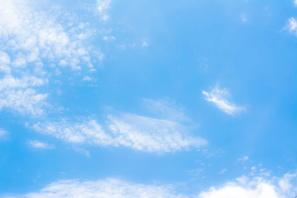 Beyaz Bulut Mavi Gökyüzü Arka Plan Görüntü Bulanıklığı — Stok fotoğraf
