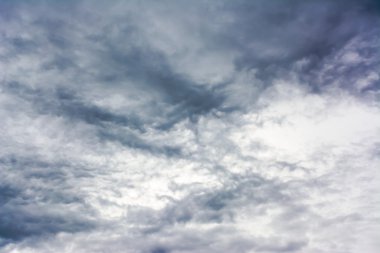 kara bulut yağmur damla görüntü önce geliyor .