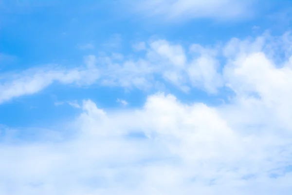 Beyaz Bulut Mavi Gökyüzü Arka Plan Görüntü Bulanıklığı — Stok fotoğraf