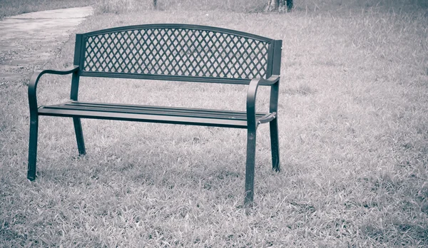 Banco del parque de madera en la imagen del parque público — Foto de Stock