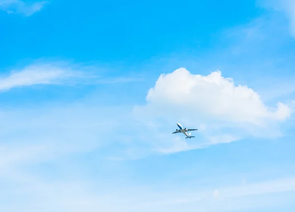 Bilden Flygande Flygplan Klar Himmel Med Vita Moln Bakgrunden — Stockfoto