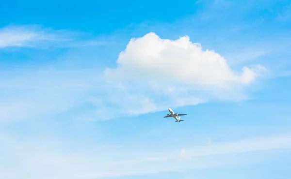 Bilden Flygande Flygplan Klar Himmel Med Vita Moln Bakgrunden — Stockfoto