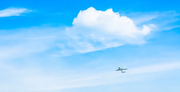 Imagem Avião Voando Céu Claro Com Nuvem Branca Fundo — Fotografia de Stock