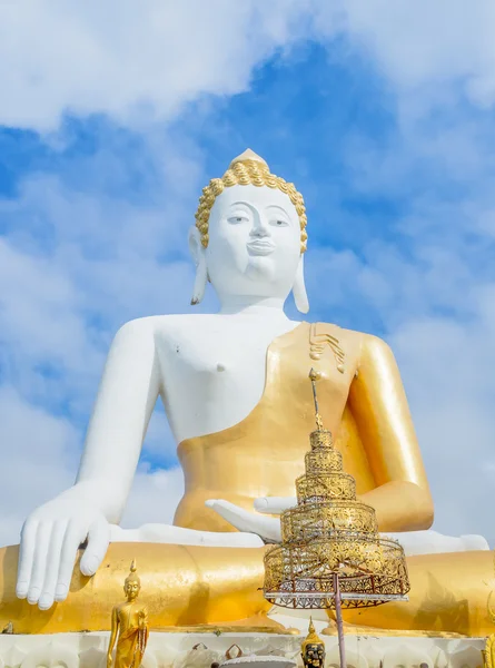 Zlatá socha Buddhy v chrámu thajské, Thajsko — Stock fotografie