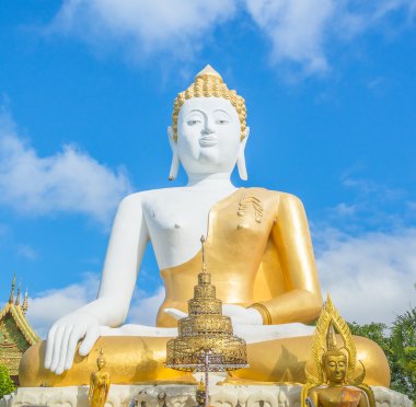  Altın buddha heykeli Tayland tapınak.