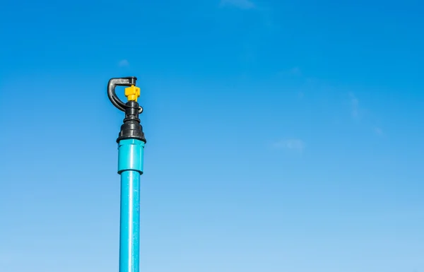 Bild Der Rasensprengeranlage Mit Blauem Himmel — Stockfoto