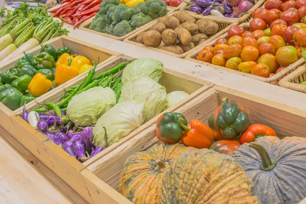 Agricultura produtos colhidos em caixa de madeira — Fotografia de Stock