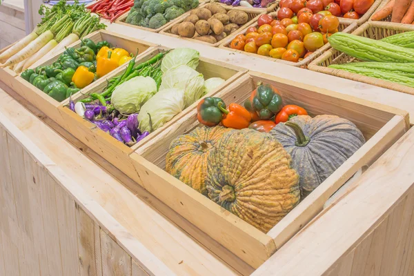 Agricultura produtos colhidos em caixa de madeira — Fotografia de Stock