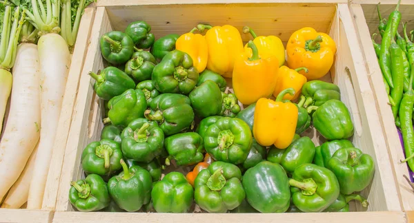 Agricultura produtos colhidos em caixa de madeira — Fotografia de Stock