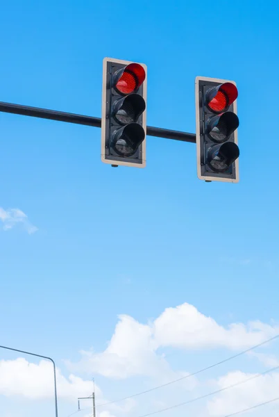 Imagem do semáforo, o sinal vermelho é aceso. simbólico para segurar — Fotografia de Stock