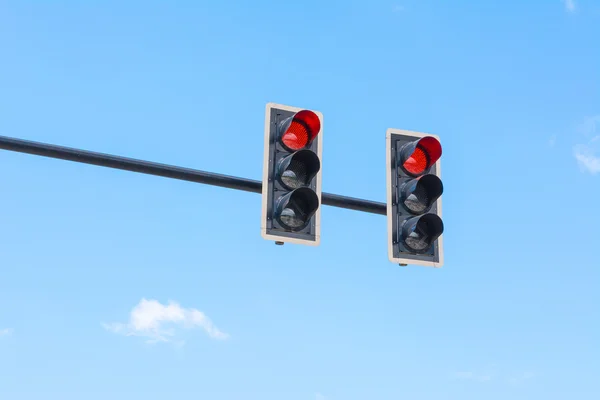 Bilden av trafikljus, den röda lampan lyser. symboliskt för håll — Stockfoto