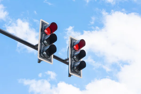 Bilden av trafikljus, den röda lampan lyser. symboliskt för håll — Stockfoto