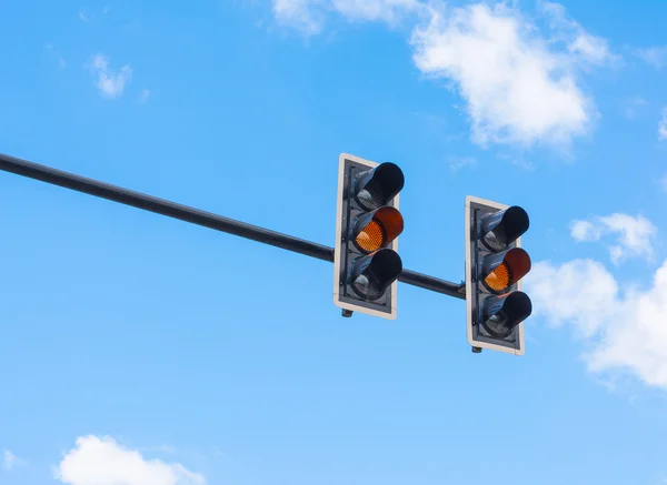 Bilden av trafikljus, gult ljus lyser. symboliskt för wa — Stockfoto