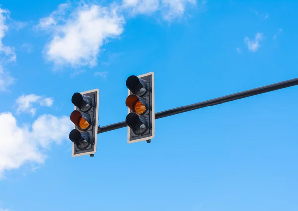 Bilden av trafikljus, gult ljus lyser. symboliskt för wa — Stockfoto