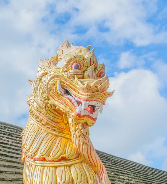 Escultura de leão em templo tailandês com céu azul — Fotografia de Stock